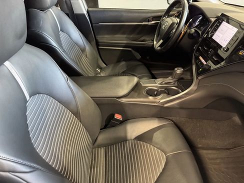 Used 2021 Toyota Camry SE w/ Convenience Package image 6