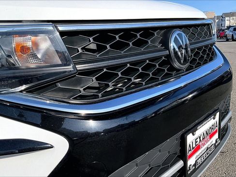 Used 2022 Volkswagen Taos SE w/ Panoramic Sunroof Package image 29