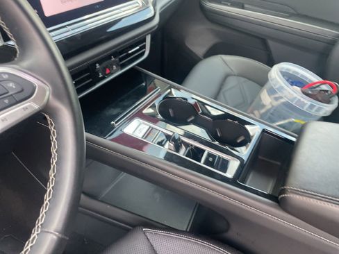 Used 2025 Volkswagen Atlas SE image 24