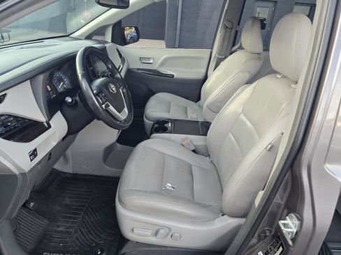 Used 2019 Toyota Sienna XLE FWD image 9