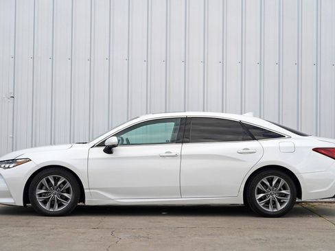 Used 2019 Toyota Avalon XLE w/ Moonroof Package image 8