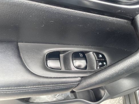 Used 2018 Nissan Rogue SV AWD/4WD image 13