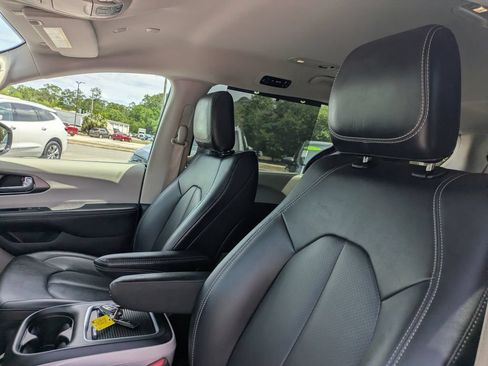 Used 2024 Chrysler Pacifica Touring-L FWD image 23