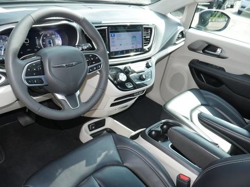 Used 2023 Chrysler Pacifica Touring-L FWD image 15