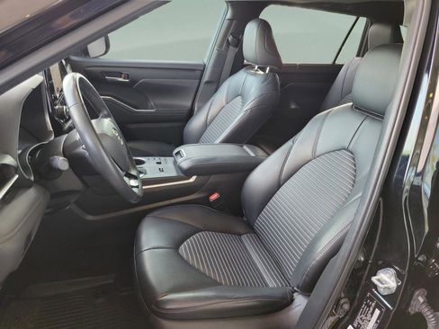 Used 2023 Toyota Highlander XSE FWD image 9