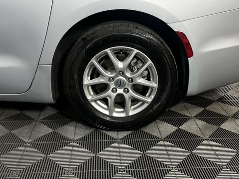 Certified 2024 Chrysler Pacifica Touring-L image 11