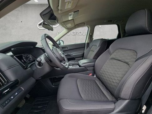 Certified 2025 Nissan Pathfinder SV image 19