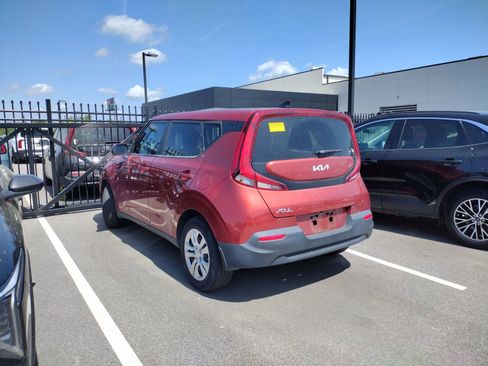 Used 2022 Kia Soul LX image 2
