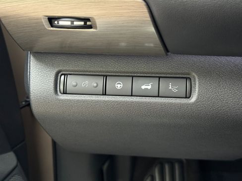 Used 2024 Nissan Pathfinder Platinum FWD image 19