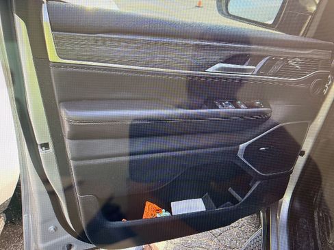 Used 2024 Jeep Wagoneer L Series II w/ Flexible Seating Group image 9