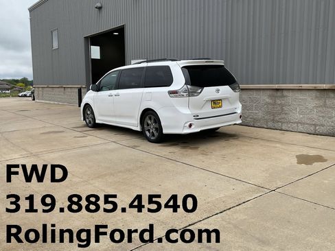 Used 2014 Toyota Sienna SE image 3
