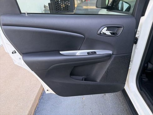 Used 2019 Dodge Journey SE FWD image 32