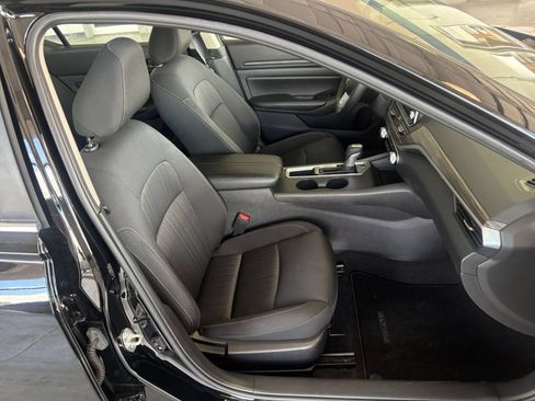 Used 2025 Nissan Altima 2.5 SV FWD image 37
