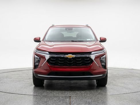 Used 2025 Chevrolet Trax LT w/ LT Convenience Package FWD image 2