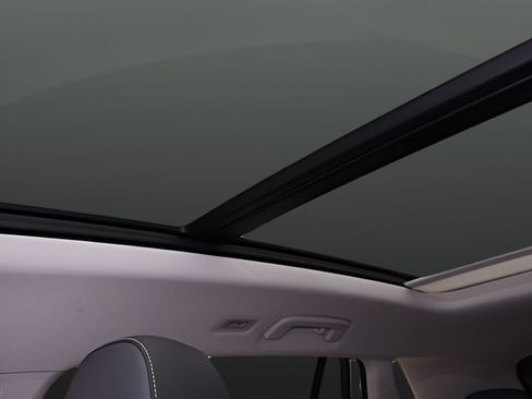 Used 2025 Volkswagen Tiguan SE w/ Panoramic Sunroof Package AWD/4WD image 26