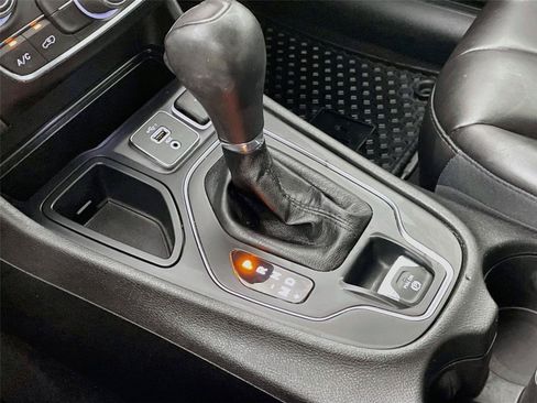 Used 2019 Jeep Cherokee Latitude Plus w/ Cold Weather Group FWD image 19