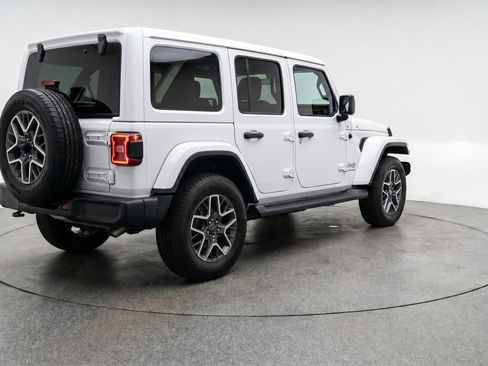 Used 2025 Jeep Wrangler Sahara image 9