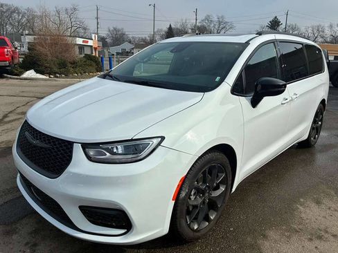 Used 2026 Chrysler Pacifica Limited w/ S Appearance Package image 1