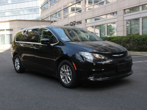 Used 2024 Chrysler Voyager LX FWD image 1