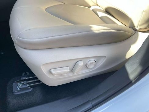Used 2024 Toyota Highlander XLE AWD/4WD image 31