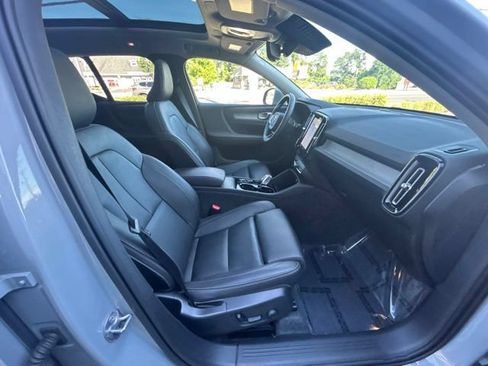 Certified 2025 Volvo XC40 B5 Plus AWD/4WD image 15