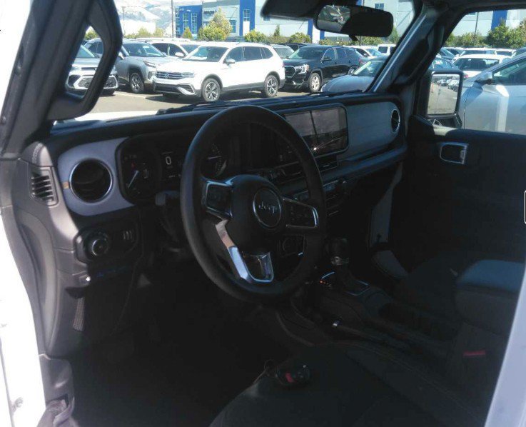 Used 2024 Jeep Wrangler Unlimited Sahara AWD/4WD image 5