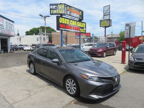 Used 2018 Toyota Camry LE FWD image 3