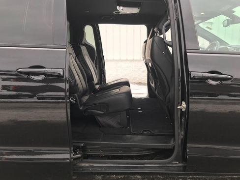 Used 2018 Chrysler Pacifica Touring-L w/ Premium Audio Group image 25