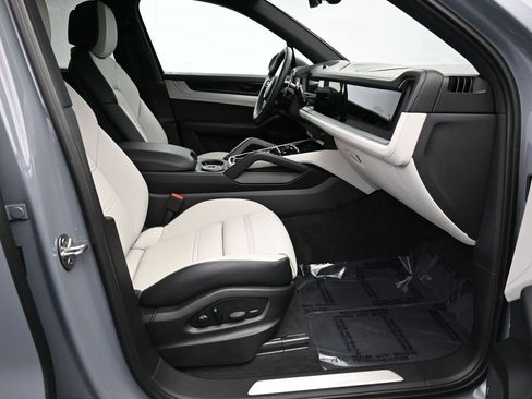 Certified 2025 Porsche Cayenne S image 28