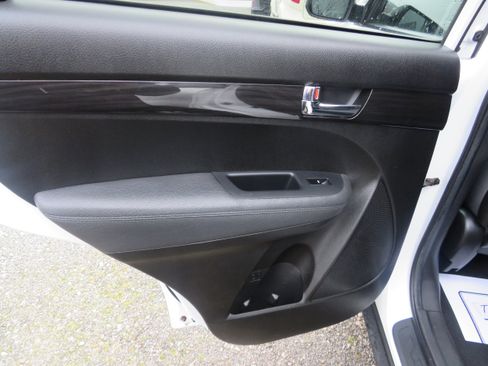 Used 2013 Kia Sorento LX w/ Convenience Pkg image 13