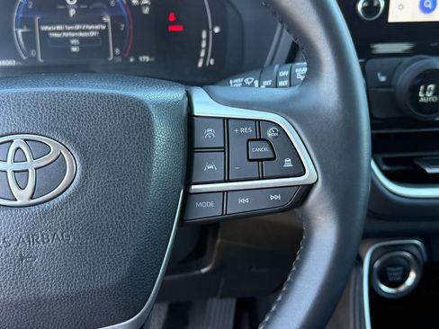 Used 2025 Toyota Grand Highlander AWD image 17