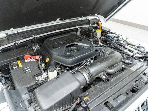 Used 2025 Jeep Wrangler Sahara image 36