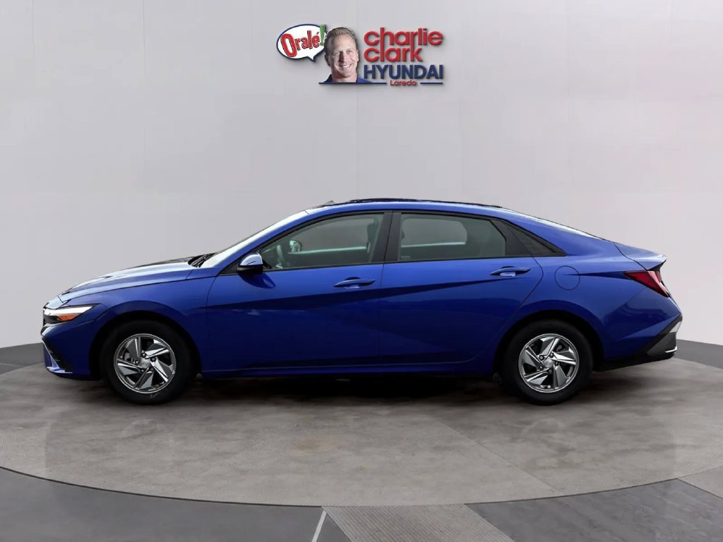 Used 2025 Hyundai Elantra SE FWD image 2