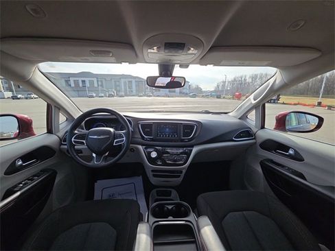 Used 2020 Chrysler Pacifica Touring w/ Tire & Wheel Group image 27