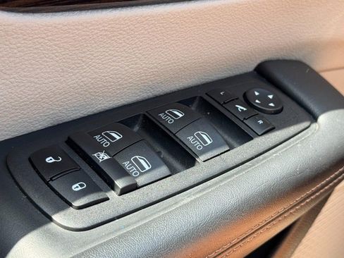 Used 2024 Chrysler Pacifica Limited FWD image 26