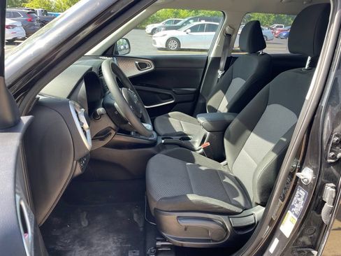 Used 2025 Kia Soul LX FWD image 8