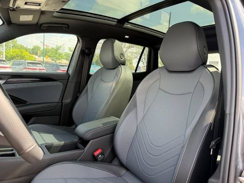 New 2026 Volkswagen Tiguan SE R-Line FWD image 12