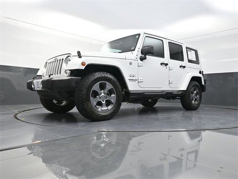 Used 2017 Jeep Wrangler Unlimited Sahara w/ Connectivity Group image 19