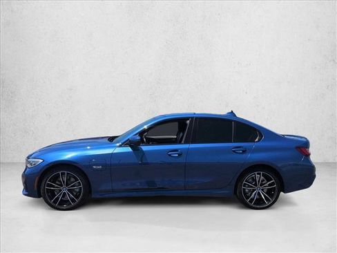 Used 2022 BMW 330e w/ M Sport Package RWD image 5