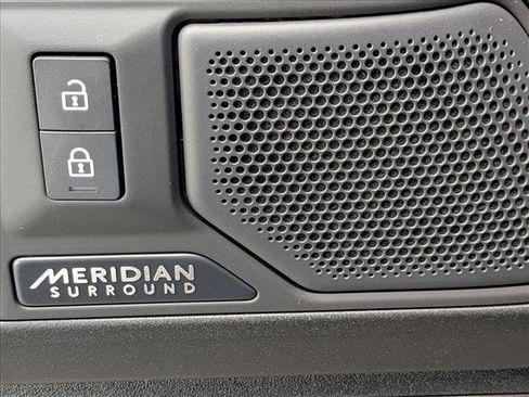 Used 2025 Land Rover Defender 110 image 14