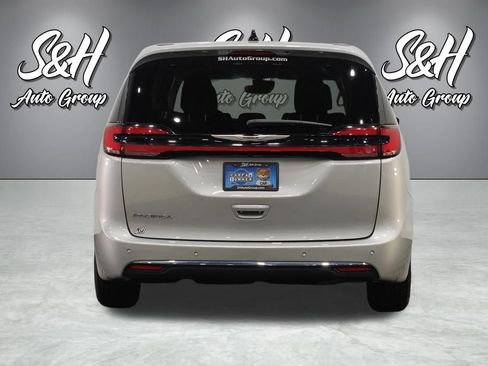 Used 2024 Chrysler Pacifica Touring-L FWD image 15