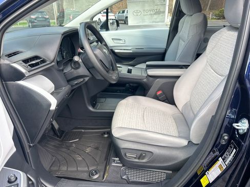 New 2026 Toyota Sienna LE image 17