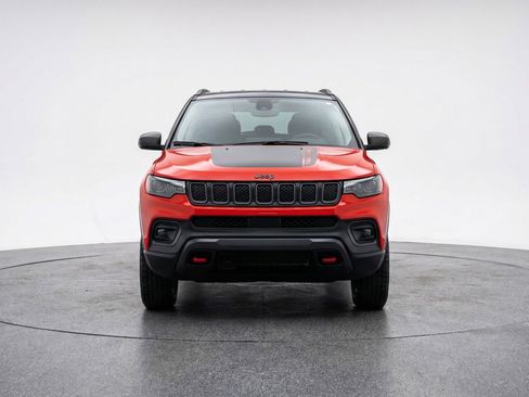 Used 2025 Jeep Compass Trailhawk image 2