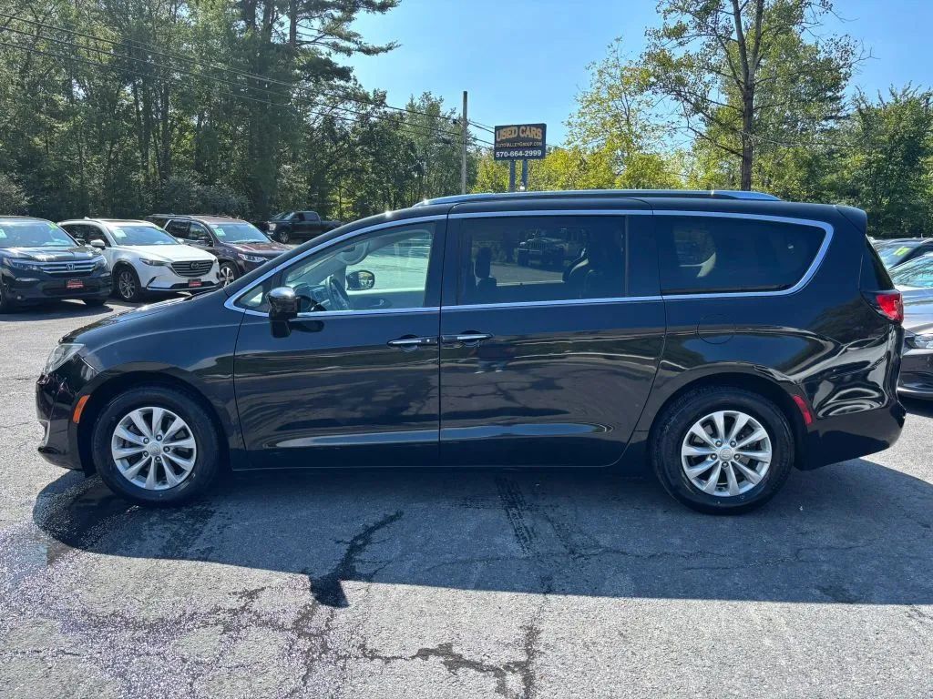 Used 2019 Chrysler Pacifica Touring-L FWD image 5