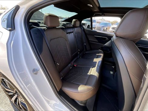 Used 2026 BMW 550e xDrive 550e xDrive w/ Premium Package image 18