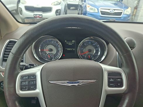 Used 2016 Chrysler Town & Country Touring-L FWD image 18
