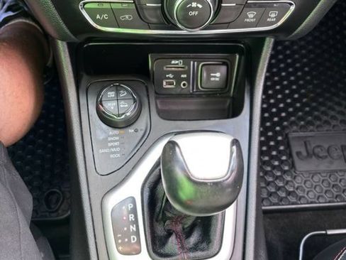 Used 2015 Jeep Cherokee Trailhawk w/ Cold Weather Group AWD/4WD image 26