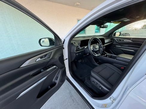 Used 2025 Chevrolet Traverse LT image 11