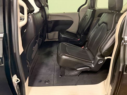 Used 2024 Chrysler Pacifica Touring-L FWD image 47