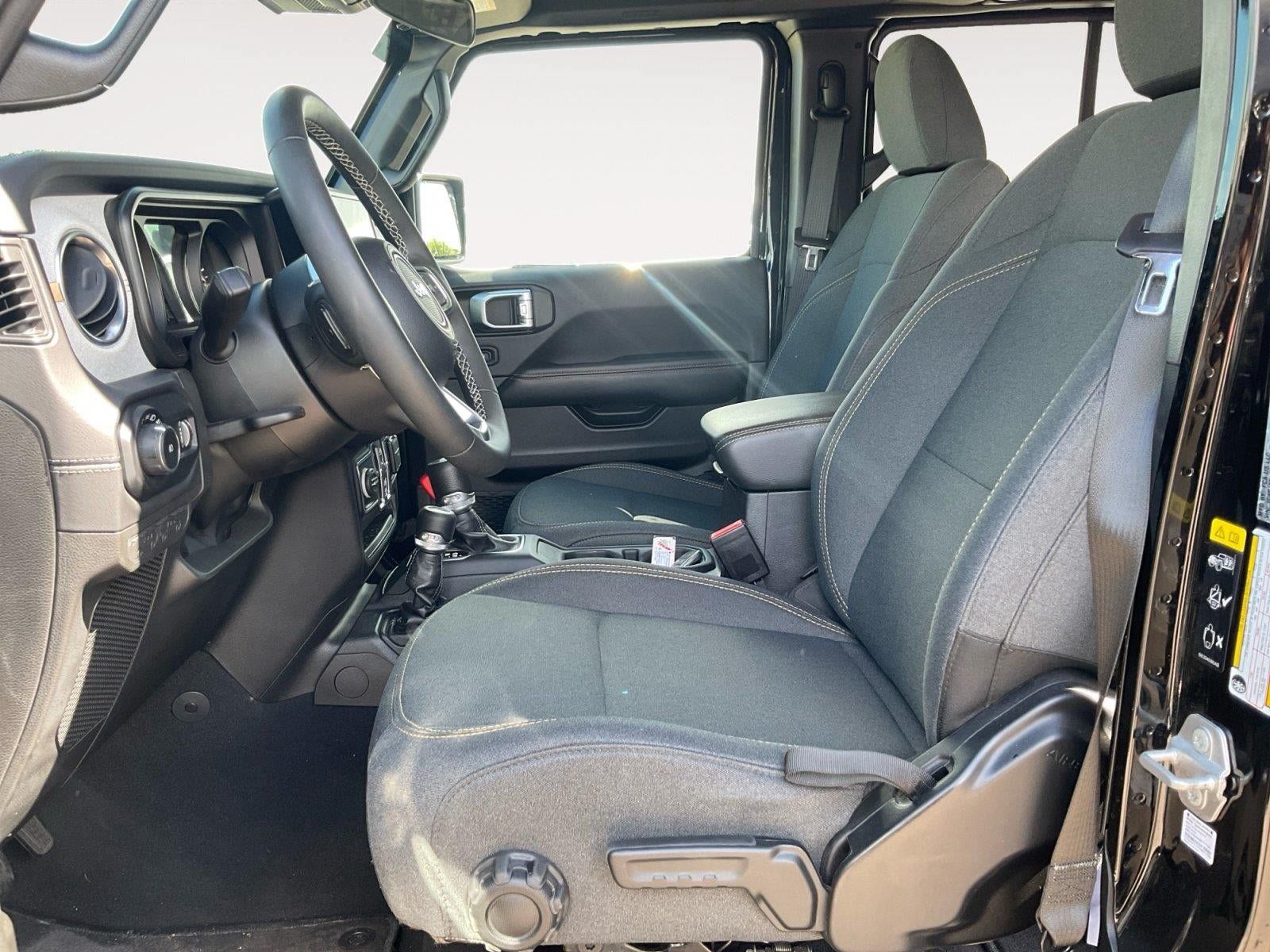 Used 2025 Jeep Wrangler Unlimited Sahara AWD/4WD image 9